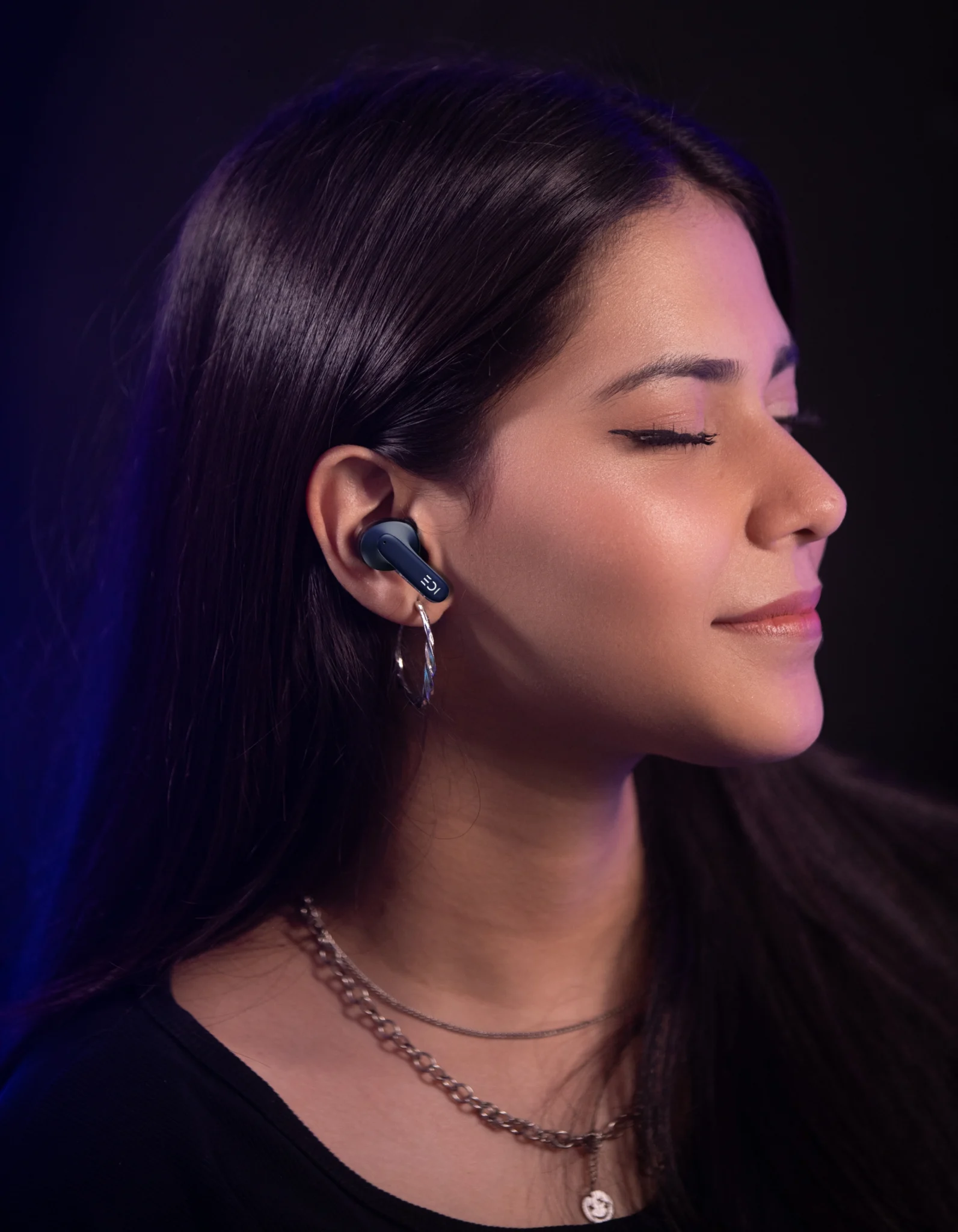 Enjoying the music wearing the Ice Prime, our female model enjoying the uninterrupted musical experience with Environmental Noise Cancellation Technology